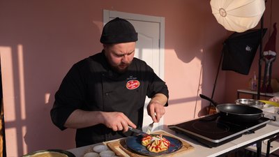 Має два секретні інгредієнти. Млинці до Масляної від шеф-кухара з Дніпра Дмитра Горбачова Має два секретні інгредієнти. Млинці до Масляної від шеф-кухара з Дніпра Дмитра Горбачова