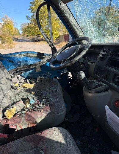 У Краматорську окупанти атакували авто волонтерів, коли вони їхали на евакуацію У Краматорську окупанти атакували авто волонтерів, коли вони їхали на евакуацію