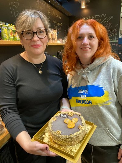 Принесли речі, які нагадують про дім вимушеним переселенцям. В Одесі відбулась зустріч жителів Херсона "Кавун Party" Принесли речі, які нагадують про дім вимушеним переселенцям. В Одесі відбулась зустріч жителів Херсона "Кавун Party"