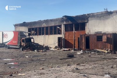 Згорілі автомобілі та зруйнований автомагазин: наслідки нічної атаки РФ на Одещину Згорілі автомобілі та зруйнований автомагазин: наслідки нічної атаки РФ на Одещину