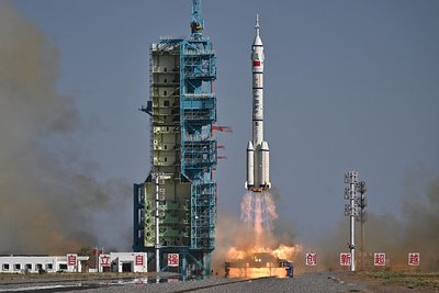 Китай відправив у космос трьох астронавтів
