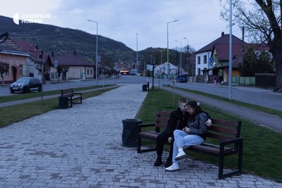 Молодь відпочиває увечері у Виноградові на Закарпатті, 29 березня 2026 року Молодь відпочиває увечері у Виноградові на Закарпатті, 29 березня 2026 року