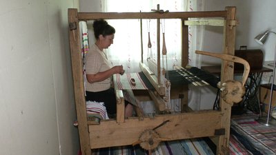Створює ткані полотна на 200-літньому верстаті Створює ткані полотна на 200-літньому верстаті