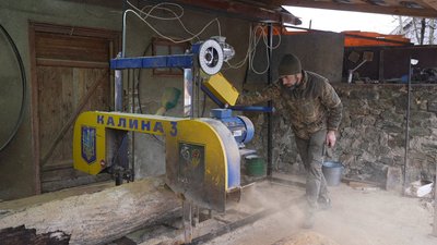 "Робота з деревом – моя реабілітація": на Вінниччині оборонець після поранення знайшов себе у власній справі "Робота з деревом – моя реабілітація": на Вінниччині оборонець після поранення знайшов себе у власній справі