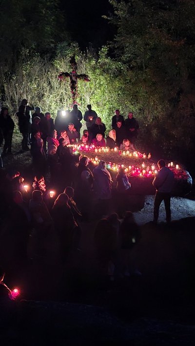 На Тернопільщині хрести біля церкви прикрашають квітами На Тернопільщині хрести біля церкви прикрашають квітами