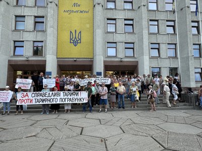 У Полтаві біля ОВА відбулася акція протесту проти підвищення тарифів У Полтаві біля ОВА відбулася акція протесту проти підвищення тарифів