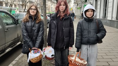 У Житомирі після літургії освячували великодні кошики у Свято-Михайлівському соборі У Житомирі після літургії освячували великодні кошики у Свято-Михайлівському соборі
