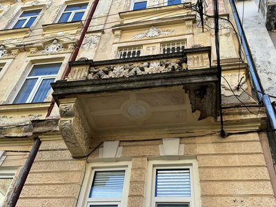 Балкон на вулиці Гоголя у Черінвцях Балкон на вулиці Гоголя у Черінвцях
