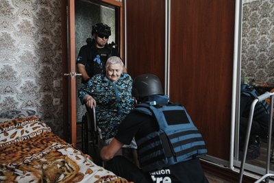 Клавдію Лисенко евакуюють волонтери з Шевченкового Клавдію Лисенко евакуюють волонтери з Шевченкового
