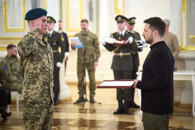 Наймолодшого Героя України з Хмельницького нагородили орденом "Золота Зірка" Наймолодшого Героя України з Хмельницького нагородили орденом "Золота Зірка"