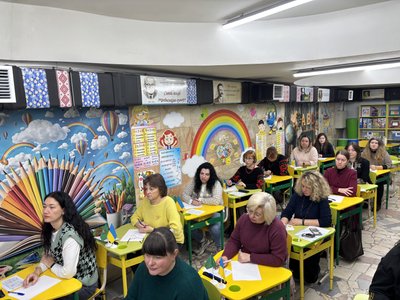 Радіодиктант національної єдності пишуть у метрошколі у Харкові Радіодиктант національної єдності пишуть у метрошколі у Харкові