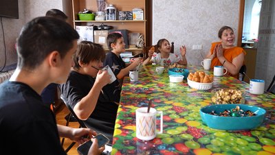"Цей дитбудинок — моя стихія": родина переселенців зі Слов’янська у Дніпрі виховує 17 дітей "Цей дитбудинок — моя стихія": родина переселенців зі Слов’янська у Дніпрі виховує 17 дітей
