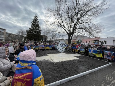 "Символ віри у повернення додому": у Тальному на Черкащині з'явилося "Дерево надії" "Символ віри у повернення додому": у Тальному на Черкащині з'явилося "Дерево надії"