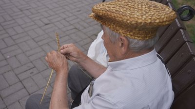 Вінницький майстер плете капелюхи з соломи і перетворює хобі на прибуткову справу