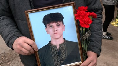 У Чернігові попрощалися з 16-річним Денисом Дубиною, якого вбила РФ У Чернігові попрощалися з 16-річним Денисом Дубиною, якого вбила РФ