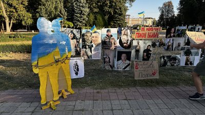 "Моє серце у полоні": у Полтаві відбулась акція в підтримку військовополонених "Моє серце у полоні": у Полтаві відбулась акція в підтримку військовополонених