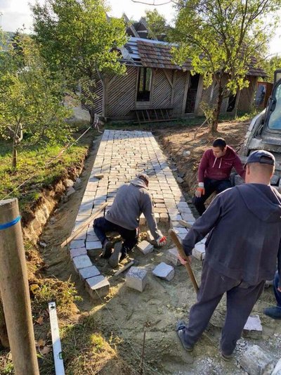 На території музею Євгена Коновальця у Львівському районі облаштовують інклюзивні доріжки На території музею Євгена Коновальця у Львівському районі облаштовують інклюзивні доріжки