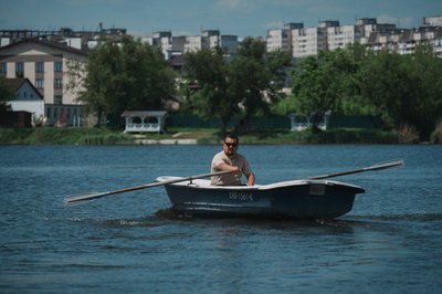 Чоловік відпочиває на Журавлівці у Харкові Чоловік відпочиває на Журавлівці у Харкові