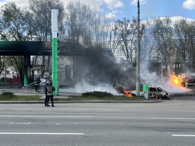 Пожежа на АЗС у Холодногірському районі Харкова, яка зайнялася після влучання російського БпЛА, 2 травня 2026 року Пожежа на АЗС у Холодногірському районі Харкова, яка зайнялася після влучання російського БпЛА, 2 травня 2026 року