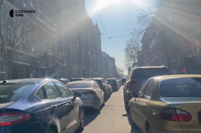 Через обмеження руху транспорту у центрі Києва утворилися затори Через обмеження руху транспорту у центрі Києва утворилися затори