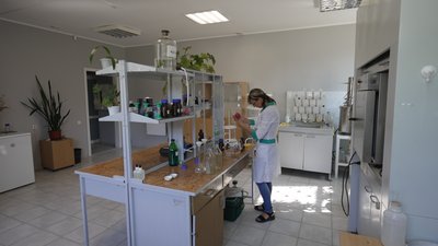 Проби води з Десни у Чернігові відбирають тричі на день: як змінюються показники, які відслідковують Проби води з Десни у Чернігові відбирають тричі на день: як змінюються показники, які відслідковують