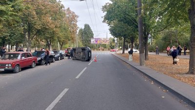У Чернігові в ДТП перекинувся автомобіль, за кермом якого була вагітна жінка У Чернігові в ДТП перекинувся автомобіль, за кермом якого була вагітна жінка