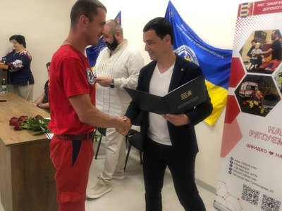 18 працівників Закарпатського центру екстреної медичної допомоги служать у лавах ЗСУ 18 працівників Закарпатського центру екстреної медичної допомоги служать у лавах ЗСУ