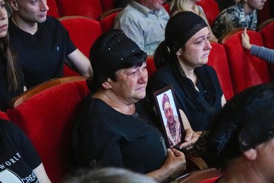 Родичам загиблих військових вручили державні нагороди Родичам загиблих військових вручили державні нагороди