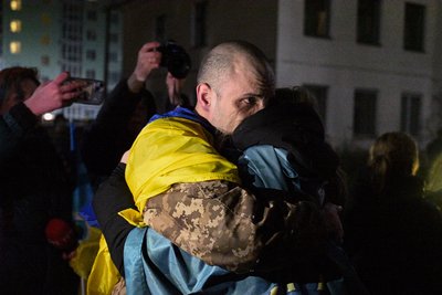 Військовослужбовець, звільнений з російського полону, обіймає рідних Військовослужбовець, звільнений з російського полону, обіймає рідних
