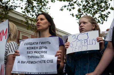 Одесити вкотре вийшли на пікет проти тендерів та закликали віддати гроші на ЗСУ Одесити вкотре вийшли на пікет проти тендерів та закликали віддати гроші на ЗСУ