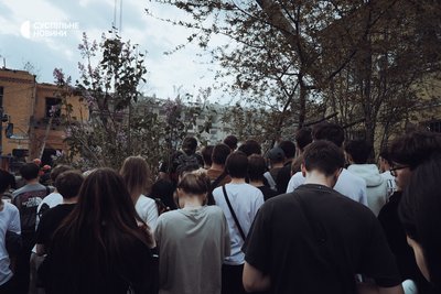 Підлітки на місці обстрілу у Святошинському районі Києва, де вдарила російська ракета 24 квітня 2025 року Підлітки на місці обстрілу у Святошинському районі Києва, де вдарила російська ракета 24 квітня 2025 року