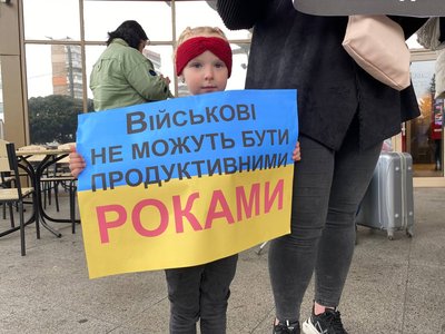 У Житомирі вчергове пройшла акція за встановлення чітких термінів для мобілізованих У Житомирі вчергове пройшла акція за встановлення чітких термінів для мобілізованих