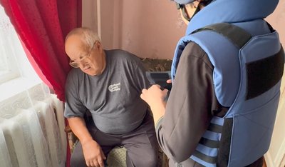 "Дивимося у гору, щоб нічого не літало". Як медики зі Свеси допомагають людям у прикордонні "Дивимося у гору, щоб нічого не літало". Як медики зі Свеси допомагають людям у прикордонні