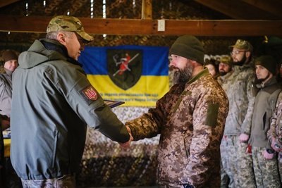 Черкаські військовослужбовці зі 118 окремої бригади ТрО отримали державні та відомчі нагороди Черкаські військовослужбовці зі 118 окремої бригади ТрО отримали державні та відомчі нагороди