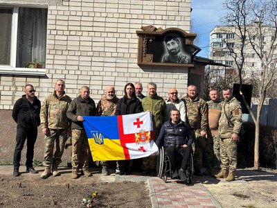 "Мріяли про дітей та великий будинок": у Черкасах відкрили меморіальну дошку грузинському добровольцеві "Мріяли про дітей та великий будинок": у Черкасах відкрили меморіальну дошку грузинському добровольцеві