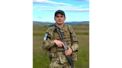 На Чернігівщині провели в останню путь трьох захисників: Сергія Носача, Ярослава Іванчу та Андрія Гамолю На Чернігівщині провели в останню путь трьох захисників: Сергія Носача, Ярослава Іванчу та Андрія Гамолю
