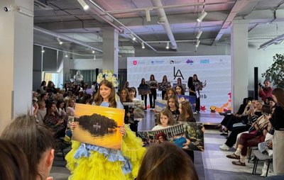 Показ фотознімків Хмельницького на показі мод Показ фотознімків Хмельницького на показі мод