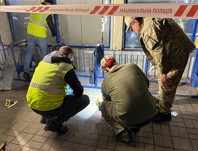 У Житомирі біля супермаркету стався вибух, травмовано шістьох людей У Житомирі біля супермаркету стався вибух, травмовано шістьох людей