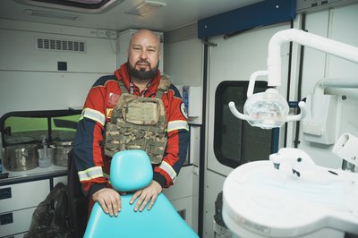 Стоматолог у мобільному стоматологічному пункті Стоматолог у мобільному стоматологічному пункті