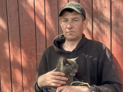 Микола тримає кота Тіму Слов’янськ Донецька область Микола тримає кота Тіму Слов’янськ Донецька область