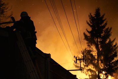 Ліквідація масштабного займання після удару по території Основ'янського району Харкова 27 жовтня 2026 року Ліквідація масштабного займання після удару по території Основ'янського району Харкова 27 жовтня 2026 року