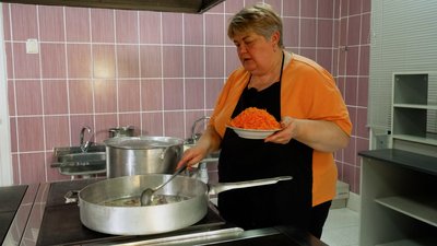 Медовий борщ із вишнями: родинний рецепт від господинь із Великоомелянської громади на Рівненщині