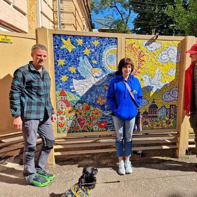 Майстри Марина і Олександр біля мозаїки Майстри Марина і Олександр біля мозаїки