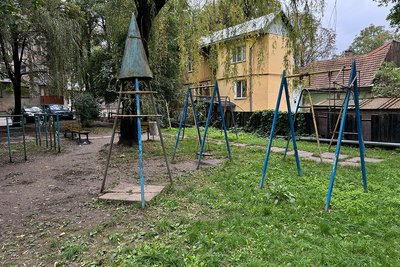Дитмайданчик на вулиці Глібова, 12