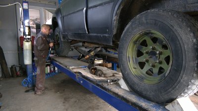 Перед відправленням автомобілів на передову їх безкоштовно лагодять на СТО Перед відправленням автомобілів на передову їх безкоштовно лагодять на СТО
