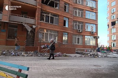 В Одесі у багатоповерхівці прибирають наслідки від атаки РФ. ФОТО В Одесі у багатоповерхівці прибирають наслідки від атаки РФ. ФОТО