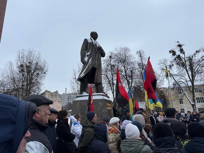 Львів'яни біля пам'ятника Степана Бандери Львів'яни біля пам'ятника Степана Бандери