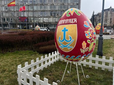 У Вінниці встановили велетенські писанки У Вінниці встановили велетенські писанки