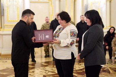 Зеленський вручив посмертні нагороди рідним загиблих захисників з Черкащини Зеленський вручив посмертні нагороди рідним загиблих захисників з Черкащини