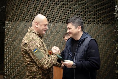 Очільник Миколаївської ОВА Віталій Кім вручає нагороду нацгвардійцю Очільник Миколаївської ОВА Віталій Кім вручає нагороду нацгвардійцю